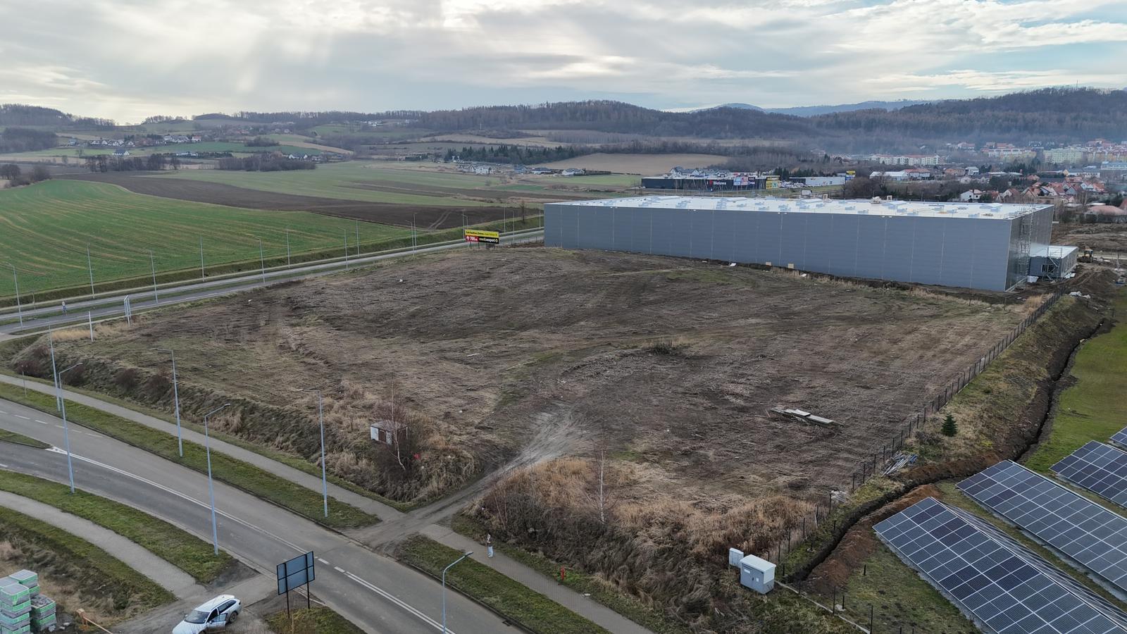 Widok z lotu ptaka na działkę inwestycyjną w Bielawie