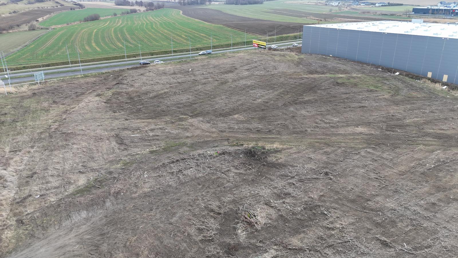 Działka z widokiem na magazyn